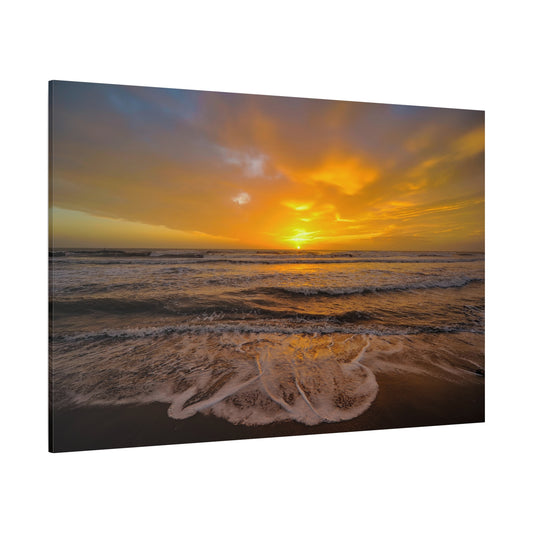 Golden Sunset Over Ocean Waves – Serene Beachscape